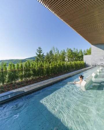 北海道~留壽都 溫泉度假5天花果之旅 【尊享香港航空貴賓室】  富良野~富田花園、美瑛~四季彩の丘(包乘坐四季彩Norocco號觀光車)、余市紅酒工房、北國優駿公園、浪漫小樽運河