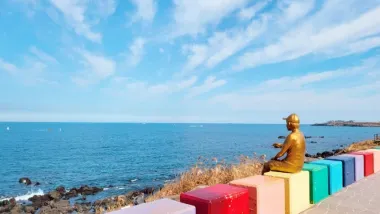 濟州5天韓遊之旅 ※Osulloc雪綠茶博物館、沉浸式數碼藝術館ArteMuseum、彩虹遊艇+海女下水表演秀、海女博物館、風之山坡Boromwat、城山日出峰、透明獨木舟體驗、道頭洞彩虹海岸道路