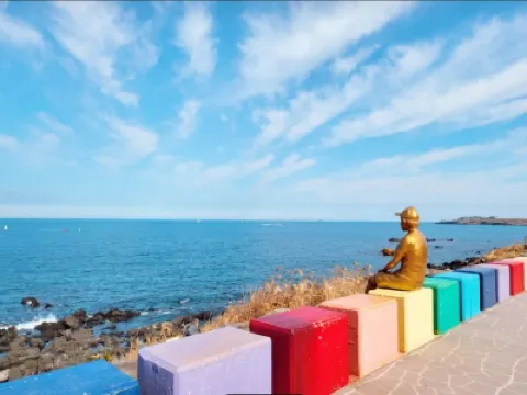 濟州5天韓遊之旅 ※Osulloc雪綠茶博物館、沉浸式數碼藝術館ArteMuseum、彩虹遊艇+海女下水表演秀、海女博物館、風之山坡Boromwat、城山日出峰、透明獨木舟體驗、道頭洞彩虹海岸道路
