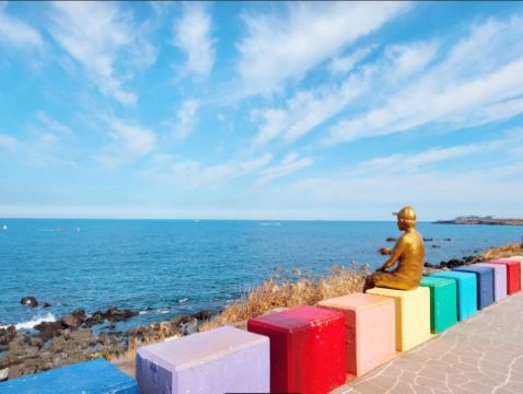 濟州5天韓遊之旅 ※Osulloc雪綠茶博物館、沉浸式數碼藝術館ArteMuseum、彩虹遊艇+海女下水表演秀、海女博物館、風之山坡Boromwat、城山日出峰、透明獨木舟體驗、道頭洞彩虹海岸道路