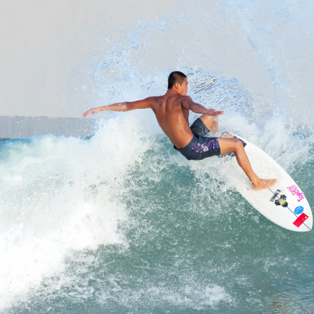 童趣椰島遊‧衝浪體驗海南島親子暑期4天奇幻之旅  中旅逐浪度假區衝浪樂園(專業教練小組教學)、巧克力小鎮(親子DIY)、巴厘村(親子娘惹服飾換裝體驗)、鳳凰嶺海誓山盟風景區、大小洞天、神州半島燈塔