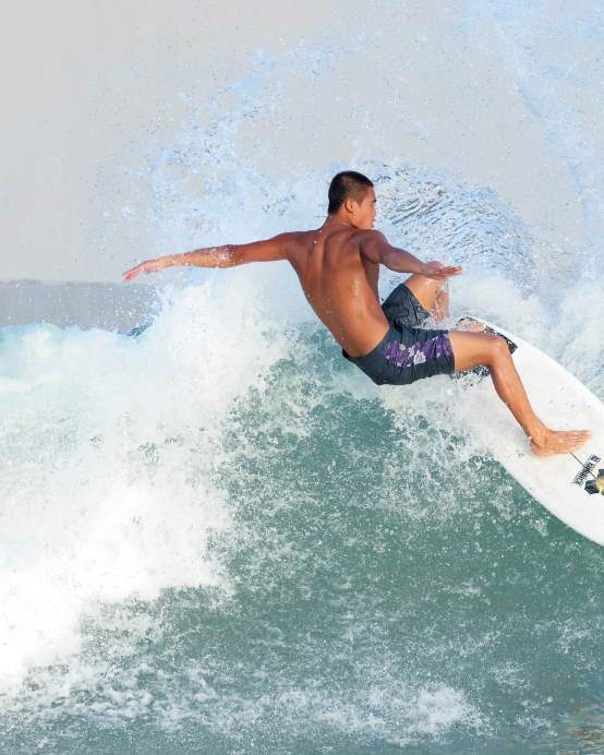 童趣椰島遊‧衝浪體驗海南島親子暑期4天奇幻之旅  中旅逐浪度假區衝浪樂園(專業教練小組教學)、巧克力小鎮(親子DIY)、巴厘村(親子娘惹服飾換裝體驗)、鳳凰嶺海誓山盟風景區、大小洞天、神州半島燈塔