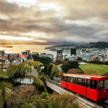 新西蘭11天全景深度體驗 - 愛歌頓牧場、懷托摩鐘乳石及螢火蟲洞、蒂普瓦毛利文化及地熱保護區、阿拉蒂亞蒂亞大壩、胡卡瀑布、維塔電影特效工作室、百年纜車、國際南極中心、新攝政街、觀星之旅