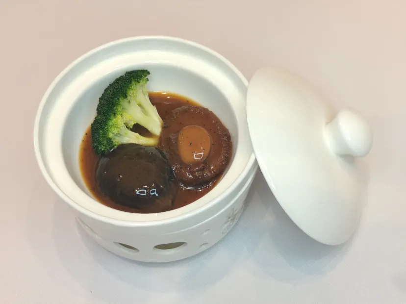 位上黑鬆露鮑汁花菇燴鮑魚+位上菊花茶薇乳鴿(每位半隻)