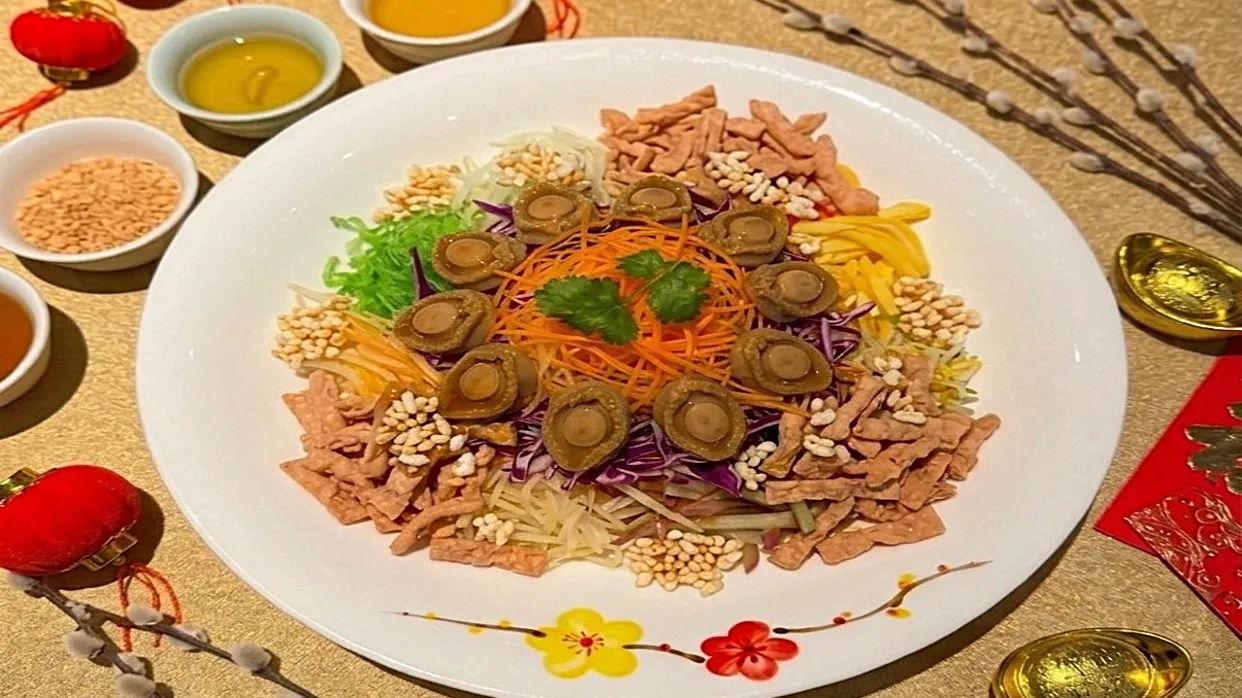 喜氣洋洋七彩鮑魚撈起