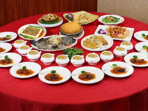 富貴逼人鮑魚龍躉宴~【(位上)滋補海味響螺燉湯+(位上)十八頭南非乾鮑扣花菇】