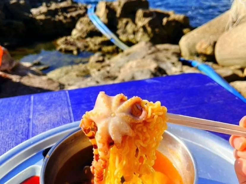 活鮑魚海鮮辛辣麵 + 韓式海膽一口紫菜飯捲