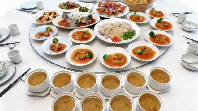 (位上)鮮燴花膠鮑魚黑松露宴