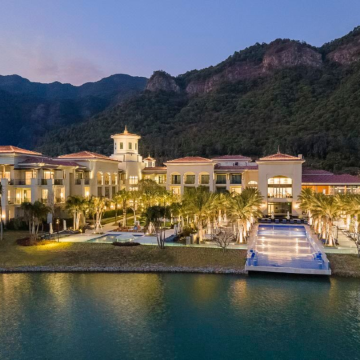惠州+河源2天團·百億打造《河源春沐源温泉小鎮》保證入住棕櫚樹酒店~「龍骨樂園」「湖畔遊船」「光影水幕秀」