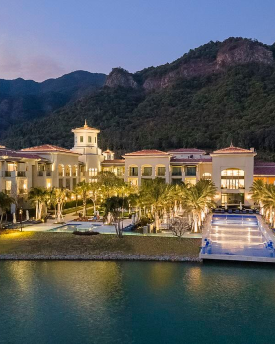 惠州+河源2天團·百億打造《河源春沐源温泉小鎮》保證入住棕櫚樹酒店~「龍骨樂園」「湖畔遊船」「光影水幕秀」