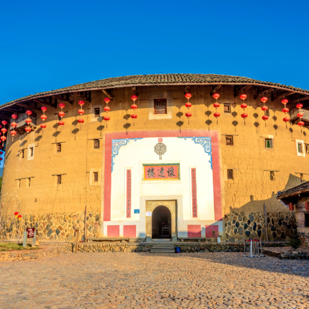 福建4天團·漫遊閩南4天升級純玩直航團 2大世界遺產【南靖土樓群、鼓浪嶼】、漳州古城、梅林古鎮、雲水謠古鎮、海上明珠塔、永安私廚~步步高升龍蝦+火焰鹽烤鮑魚宴、保證2晚土樓景區內酒店+1晚豪華國際品牌酒店 福建4天團·漫遊閩南4天升級純玩直航團 2大世界遺產【南靖土樓群、鼓浪嶼】、漳州古城、梅林古鎮、雲水謠古鎮、海上明珠塔、永安私廚~步步高升龍蝦+火焰鹽烤鮑魚宴、保證2晚土樓景區內酒店+1晚豪華國際品牌酒店