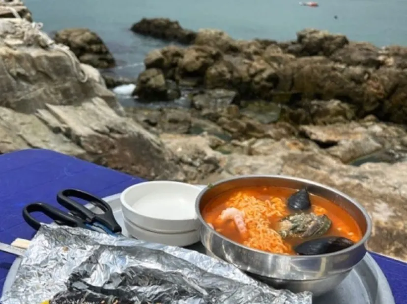活鮑魚海鮮辛辣麵 + 韓式海膽一口紫菜飯捲