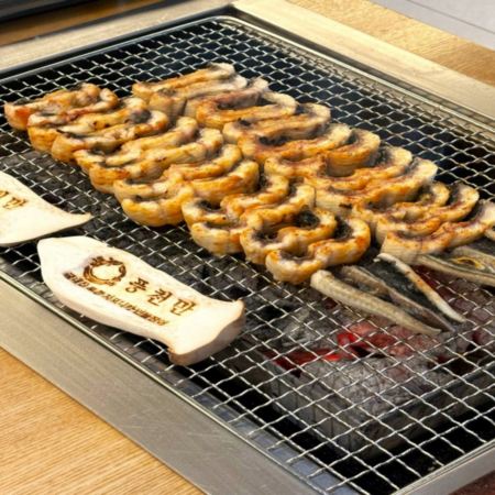 釜山6天團·地道韓食之旅 ※機張名物:松葉蟹料理、【BlueRibbon推介餐廳】風川灣烤鰻魚、活鮑魚海鮮辛辣麵+韓式海膽一口紫菜飯捲、韓豚燒烤、白鍾元先生推介: 國民料理辣炒年榚+魚糕 (乙份)