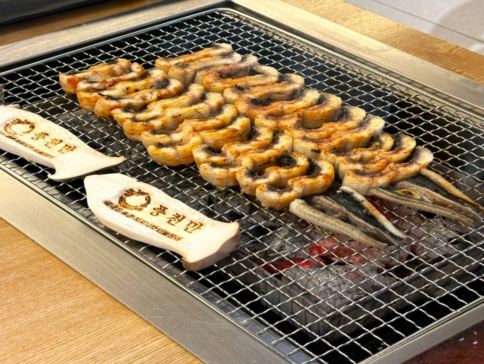 釜山6天團·地道韓食之旅 ※機張名物:松葉蟹料理、【BlueRibbon推介餐廳】風川灣烤鰻魚、活鮑魚海鮮辛辣麵+韓式海膽一口紫菜飯捲、韓豚燒烤、白鍾元先生推介: 國民料理辣炒年榚+魚糕 (乙份)