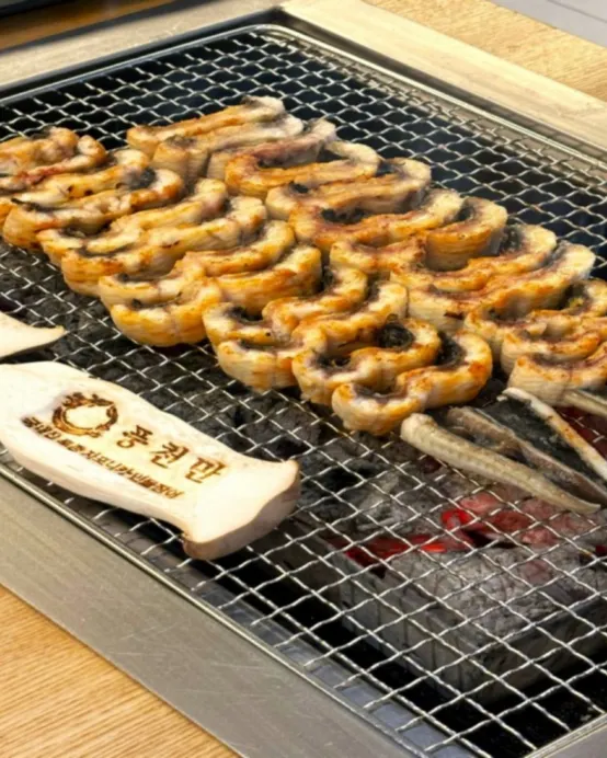 釜山6天團·地道韓食之旅 ※機張名物:松葉蟹料理、【BlueRibbon推介餐廳】風川灣烤鰻魚、活鮑魚海鮮辛辣麵+韓式海膽一口紫菜飯捲、韓豚燒烤、白鍾元先生推介: 國民料理辣炒年榚+魚糕 (乙份)