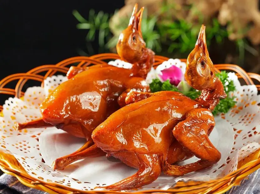 紅燒妙齡乳鴿(保證每人半隻)+招牌棟企雞宴