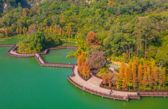 新會石澗公園大石頭景區湖畔棧道