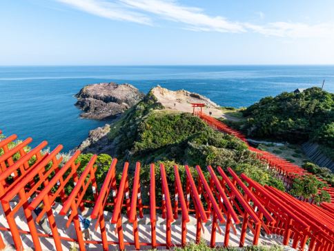 北九州市+福岡5天團·秋日賞景 溫泉之旅 元乃隅神社(123個朱紅色鳥居隧道)、「日本人氣No.1大橋」角島大橋、「日本最大鐘乳洞之一」秋芳洞/秋吉台の草紅葉、九州鐵道紀念館、宮地嶽神社