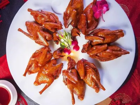 金牌紅燒爆汁乳鴿宴