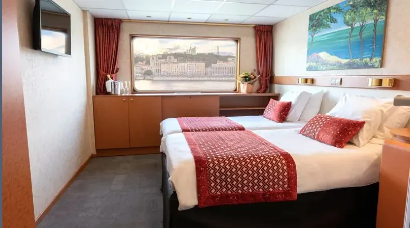 MAIN DECK WITH SMALL WINDOW