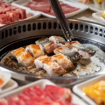 中山2天團·《平玩》【任食三文魚刺身+現烤鰻魚燒肉自助餐】【生炸妙齡乳鴿+秘製鹽焗乳鴿+中山脆肉鯇宴】【金鐘罩荔香燒鵝宴】保證入住中山喆啡酒店 抵玩2天