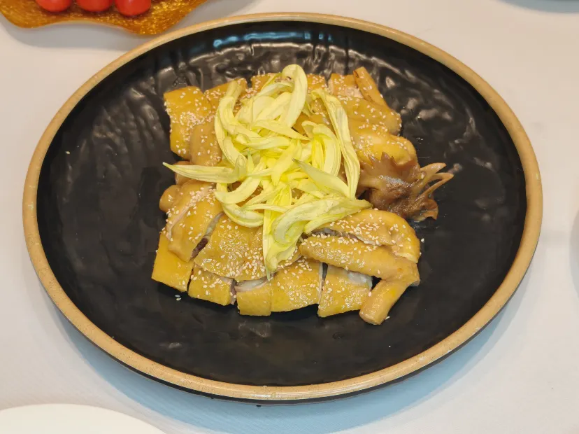 位上黑鬆露鮑汁花菇燴鮑魚+位上菊花茶薇乳鴿(每位半隻)