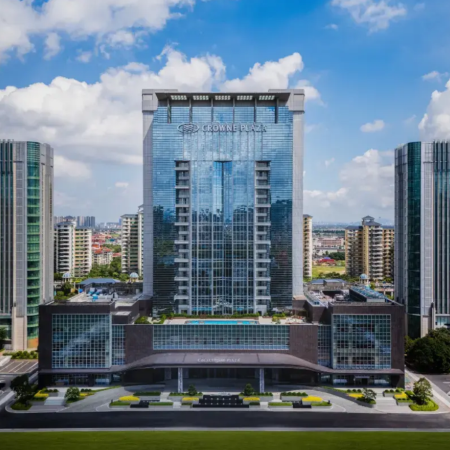 中山+佛山2天團·保證入住《2025年開業》國際品牌 Crowne Plaza 中山火炬皇冠假日酒店【(位上)濃香翅湯過橋脆肉鯇+(位上)鮑汁燴大花菇宴】【禦品黃金粥底火鍋+私房古法鹽水雞宴】