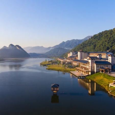 清遠+英德3天團·清遠寶晶宮天鵝湖温泉酒店+【酒店豐盛自助晚餐】+中秋篝火音樂PARTY&煙花SHOW+「天鵝湖玻璃橋」「峰林曉鎮」「千谷穀~九重飛瀑」