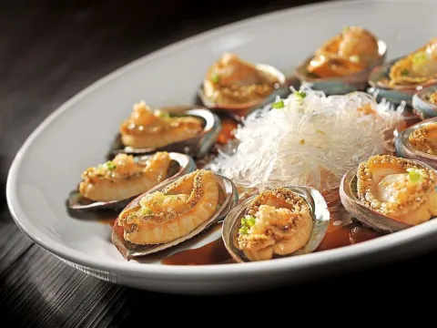 黃椒醬焗六頭鮮鮑魚+生炸中山乳鴿(每位半隻)