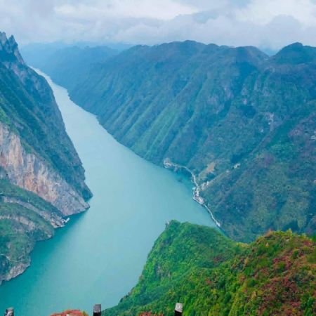 武漢+宜昌+巫山+奉節+重慶8天團·陸遊三峽~三峽之巔、三峽大壩升船機、神女天路、巫峽口、白帝城、 G348公路賞西陵峽原始風光、湖北省博物館觀看編鐘表演、洪崖洞夜景、 重慶動物園熊貓館、輕軌穿樓、湖廣會館(蓋碗茶+變臉表演)