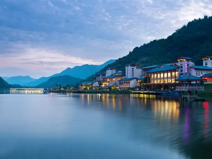 清遠寶晶宮天鵝湖溫泉酒店