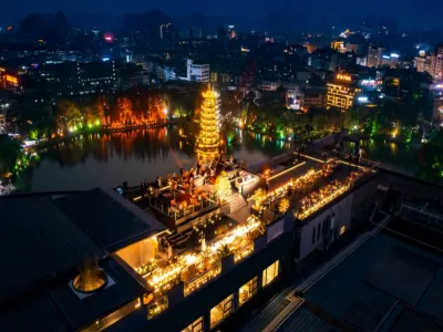 桂林+陽朔4天團·【聖誕限定🎄‧永安專場酒店聖誕晚宴、瀑上酒店平安夜酒會~無限暢飲】堯山景區(包纜車往返)、遇龍河漫遊、興坪灕江遊船、桂花公社(DIY桂花糕)、豪華船遊一江四湖、七星公園《限定出發：12月24日》
