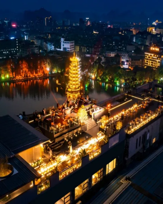 桂林+陽朔4天團·【聖誕限定🎄‧永安專場酒店聖誕晚宴、瀑上酒店平安夜酒會~無限暢飲】堯山景區(包纜車往返)、遇龍河漫遊、興坪灕江遊船、桂花公社(DIY桂花糕)、豪華船遊一江四湖、七星公園《限定出發：12月24日》