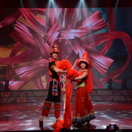 桂林+陽朔4天團·【聖誕限定‧永安專場香格里拉酒店晚宴~與聖誕老人歡樂互動】如意峰、世外桃源景區、灕江明珠草坪段竹筏、東漓古村、桂花公社、豪華船遊一江四湖、穿山、塔山公園(民族服飾拍照)《限定出發：12月24日》