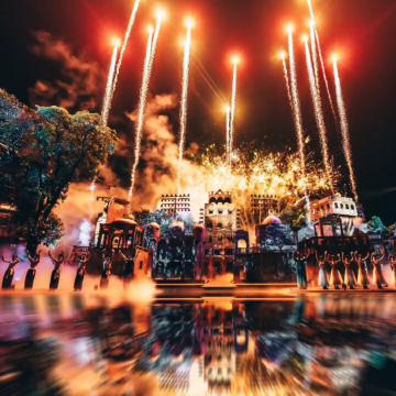 江門+開平3天團·《赤坎古鎮鬧新春+酒店自助晚餐》 暢遊古城、觀看火樹銀花「非遺打鐵花」、 國粹競技「獅王爭霸」