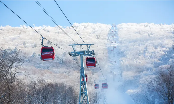 吉林北大湖滑雪度假區的雪道與山體全景
